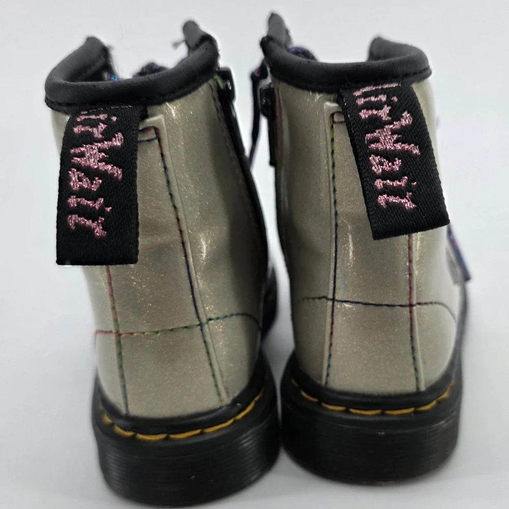 Dr. Martens lace touch